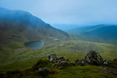 Papel de parede Lago de Montanha na Névoa 4K · nature · 3840×2561