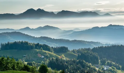 والپیپر درهٔ مه‌آلود با کیفیت 4K · nature · 3840×2280
