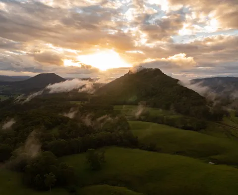 Wallpaper Lembah Berkabut 4K · nature · 3840×3164