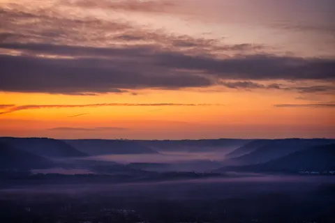 धुंध भरी घाटी 4K वॉलपेपर · nature · 3840×2560