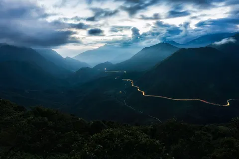 والپیپر درهٔ مه‌آلود با کیفیت 4K · nature · 3840×2562
