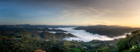 والپیپر درهٔ مه‌آلود با کیفیت 4K · nature · 3840×1449