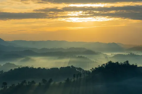 안개 낀 계곡 4K 배경화면 · nature · 3840×2560