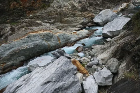 Sfondo Fiume in autunno 4K · nature · 3840×2560