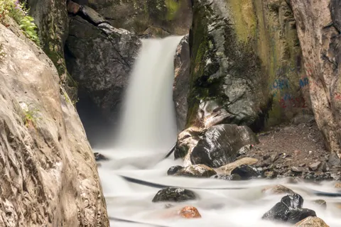 झरना 4K वॉलपेपर · nature · 3840×2560