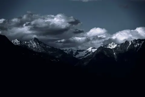 والپیپر قله‌های هیمالیا با کیفیت 4K · mountains · 3840×2560