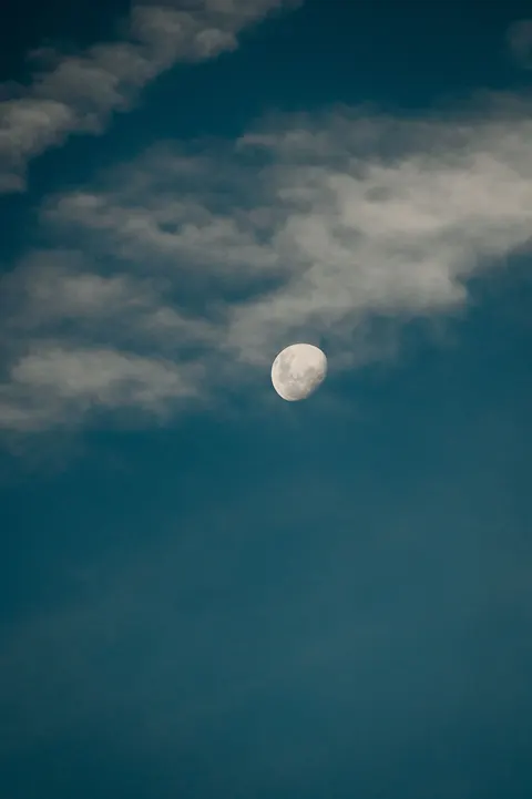 ماه میان ابرها والپیپر موبایل · moon · 1440×2164