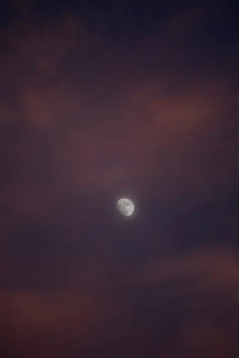 Mond und Wolken Handy-Hintergrundbild · moon · 1440×2160