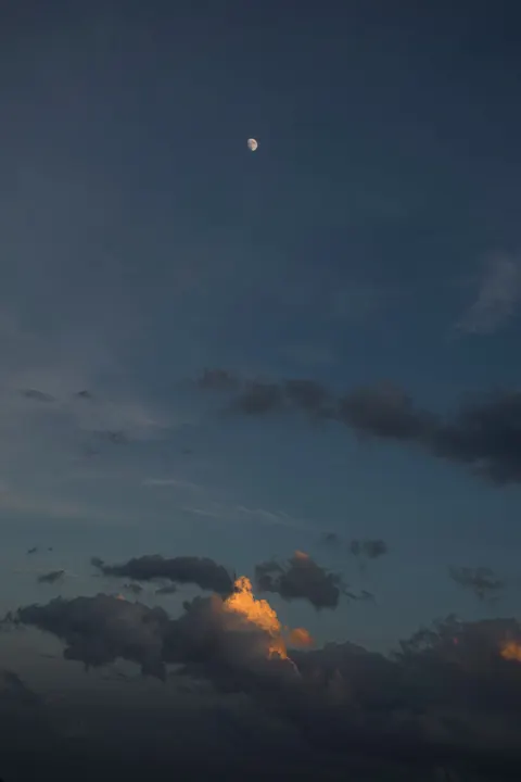 Maan en wolken Telefoon Achtergrond · moon · 1440×2160
