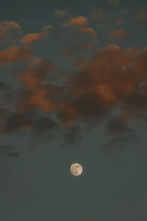 Maan en wolken Telefoon Achtergrond · moon · 1440×2160