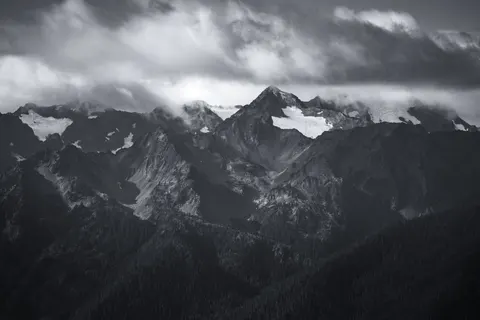 구름 위 4K 배경화면 · mountains · 3840×2560