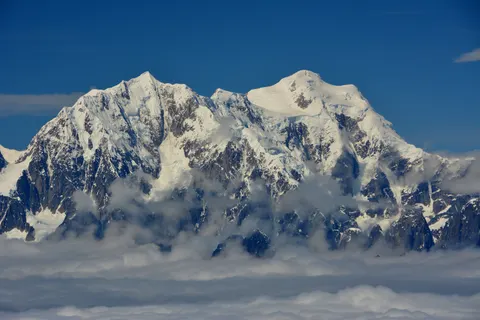 구름 위 4K 배경화면 · mountains · 3840×2560