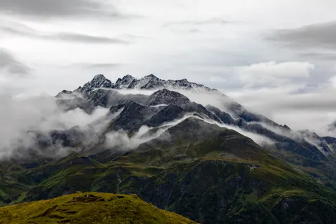 Above the Clouds 4K Wallpaper · mountains · 3840×2560