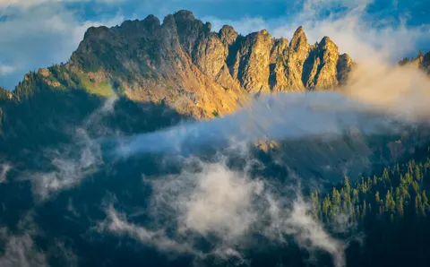 बादलों के ऊपर 4K वॉलपेपर · mountains · 3840×2392