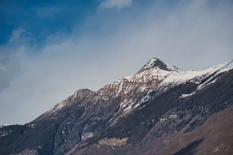 बादलों के ऊपर 4K वॉलपेपर · mountains · 3840×2561