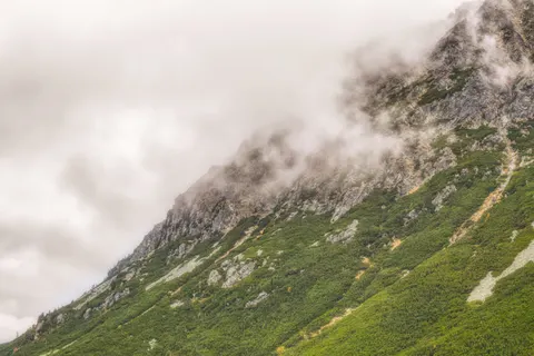 云端之上 4K壁纸 · mountains · 3840×2563