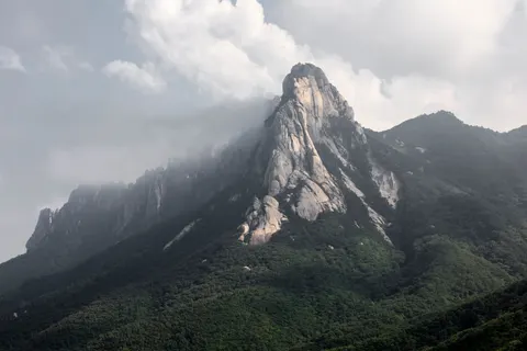 Above the Clouds 4K Wallpaper · mountains · 3840×2560