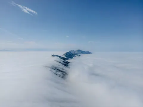 Wallpaper Di Atas Awan 4K · mountains · 3840×2880