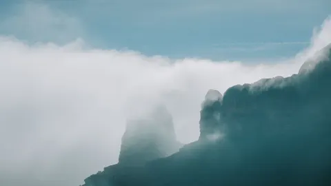 Boven de wolken 4K-achtergrond · mountains · 3840×2161