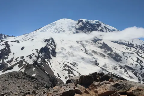 구름 위 4K 배경화면 · mountains · 3840×2560