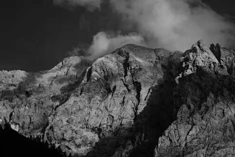 والپیپر بر فراز ابرها با کیفیت 4K · mountains · 3840×2560