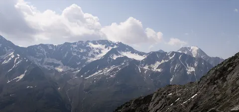Sfondo Sopra le nuvole 4K · mountains · 3840×1797