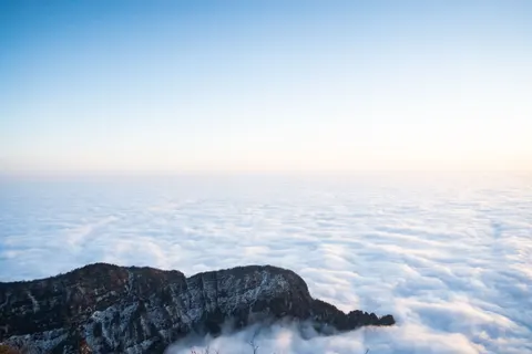 Tapeta Ponad chmurami 4K · mountains · 3840×2560