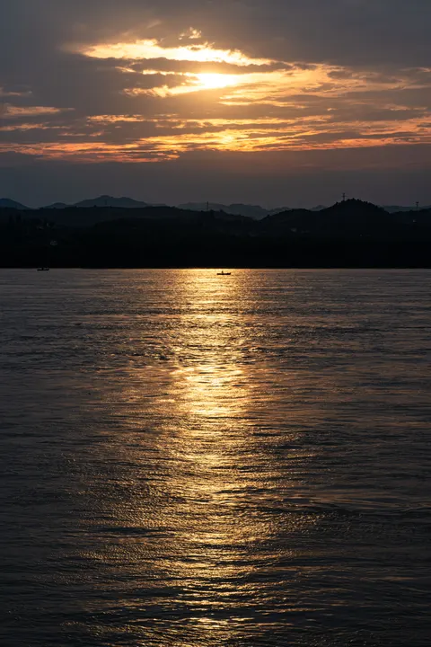 Moonlight Water Phone Wallpaper · moon · 1440×2160