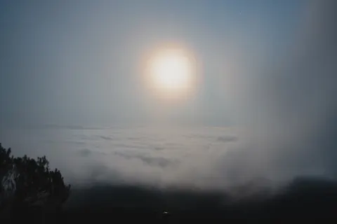 Fond d'écran Au-dessus des nuages 4K · mountains · 3840×2560