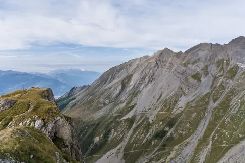 والپیپر بر فراز ابرها با کیفیت 4K · mountains · 3840×2558