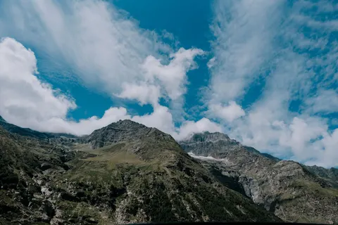 والپیپر بر فراز ابرها با کیفیت 4K · mountains · 3840×2560