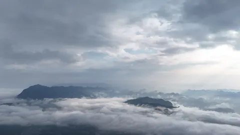 구름 위 4K 배경화면 · mountains · 3840×2160