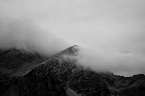 Above the Clouds 4K Wallpaper · mountains · 3840×2560
