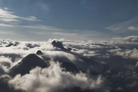 Tapeta Ponad chmurami 4K · mountains · 3840×2560
