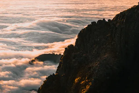 خلفية فوق الغيوم بدقة 4K · mountains · 3840×2560