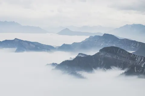 والپیپر بر فراز ابرها با کیفیت 4K · mountains · 3840×2560