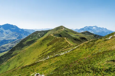 पहाड़ी पगडंडी 4K वॉलपेपर · mountains · 3840×2560