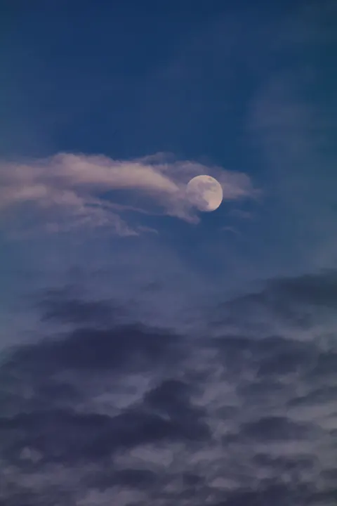 ماه میان ابرها والپیپر موبایل · moon · 1440×2160