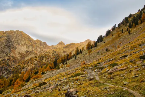 Bergpfad 4K Hintergrundbild · mountains · 3840×2560