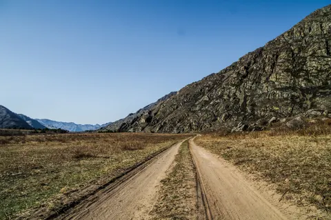 山间步道 4K壁纸 · mountains · 3840×2553