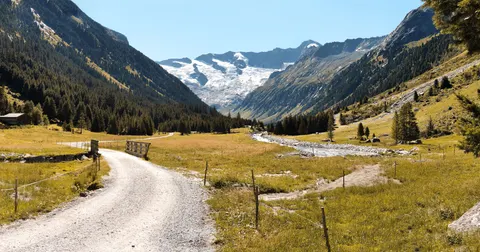 Bergpfad 4K Hintergrundbild · mountains · 3840×2018
