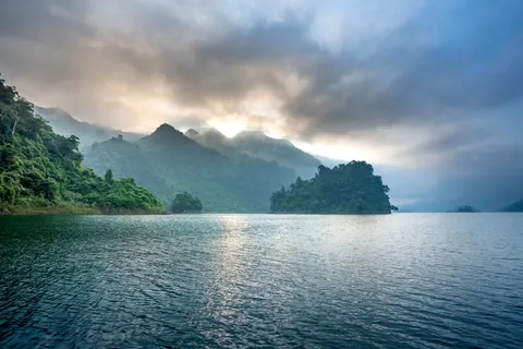 والپیپر دریاچه کوهستانی مه‌آلود با کیفیت 4K · nature · 3840×2561