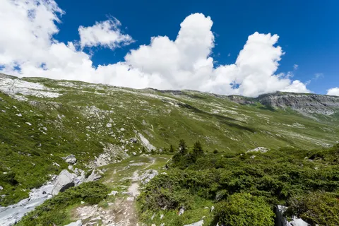 山间步道 4K壁纸 · mountains · 3840×2558