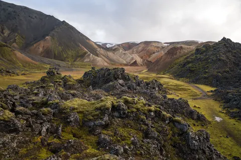 Volkanik Zirve 4K Duvar Kağıdı · mountains · 3840×2561