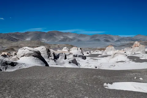 ज्वालामुखी शिखर 4K वॉलपेपर · mountains · 3840×2560