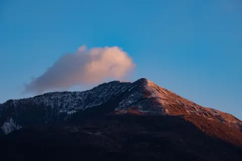 Fond d'écran Sommet doré 4K · mountains · 3840×2560