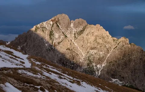 Goldener Gipfel 4K Hintergrundbild · mountains · 3840×2449