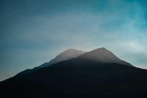 Wallpaper Puncak Keemasan 4K · mountains · 3840×2560