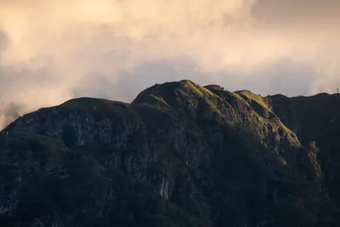 金色山峰 4K壁纸 · mountains · 3840×2560