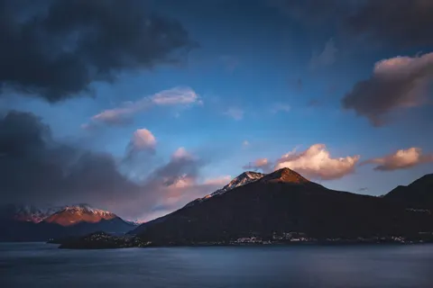 सुनहरी चोटी 4K वॉलपेपर · mountains · 3840×2560